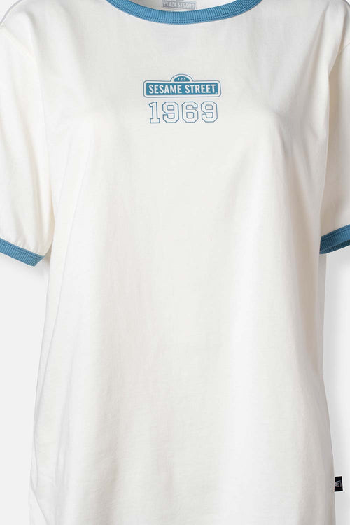 Card slide image -  CAMISETA DE PLAZA SESAMO REGULAR FIT PARA MUJER
